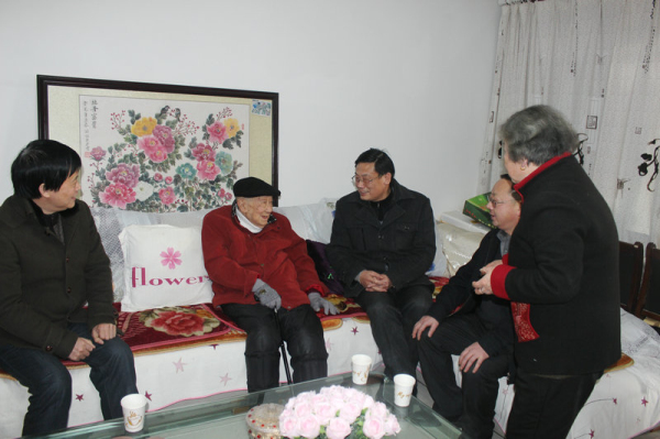 元月23日上午,市台联会长吴笑飞,副会长汪明来到帮扶贫困村宿松县趾凤