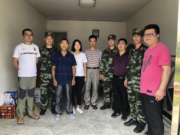 桐城中队官兵一起带着浓浓的关切之情走访慰问了因病致贫的张王根家庭