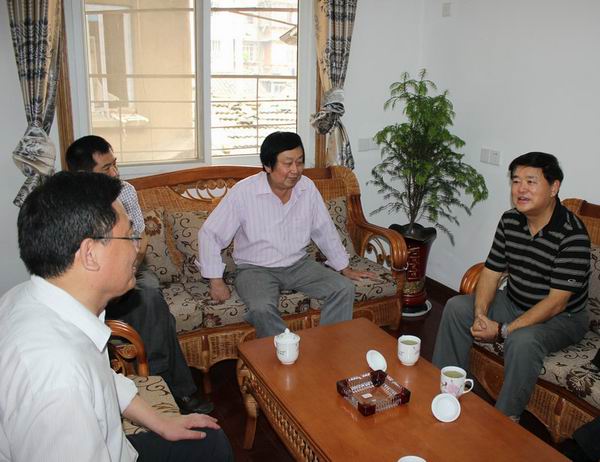 著名书画家范融先生来宜参访市台联书画社